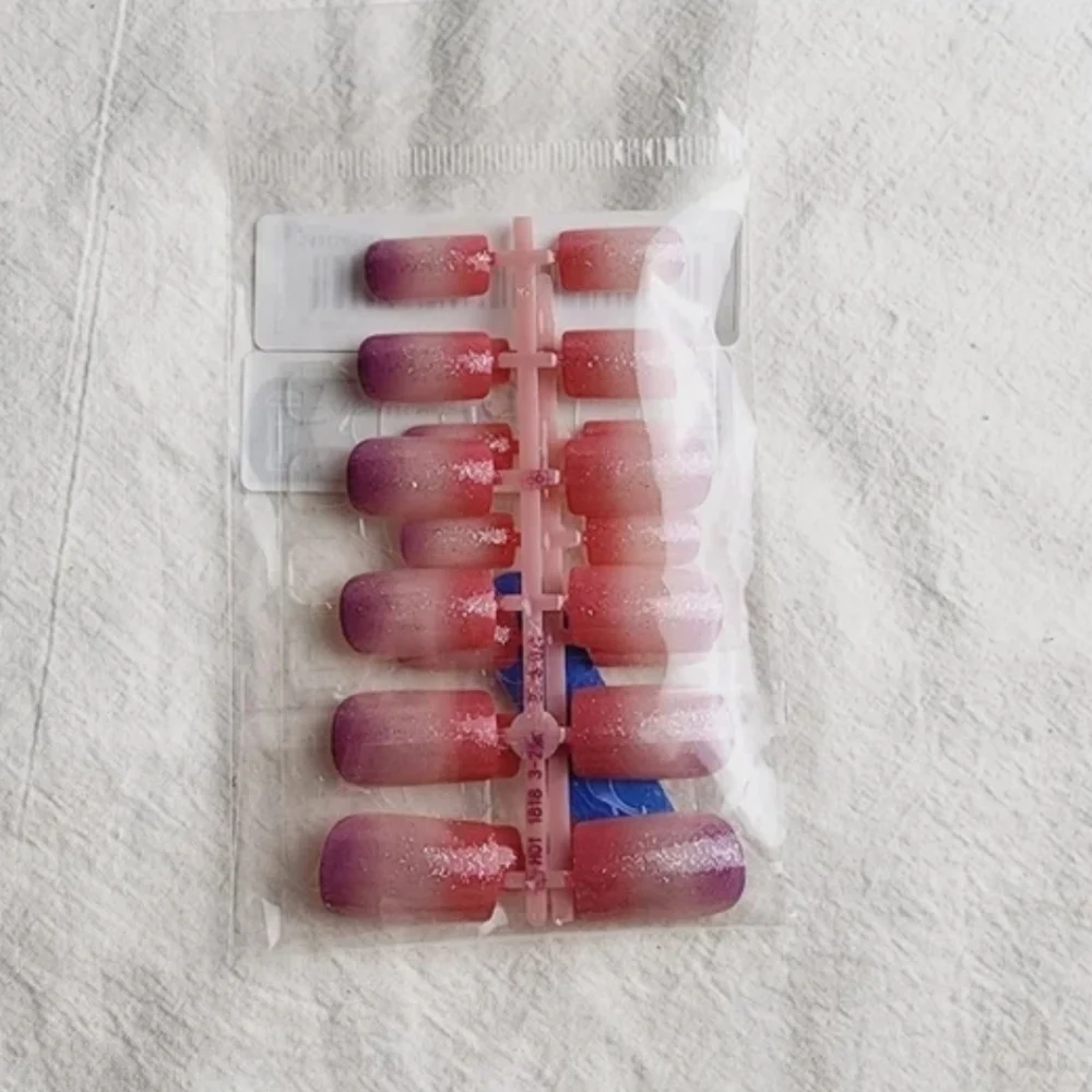 24 Pieces Fake press on nails
